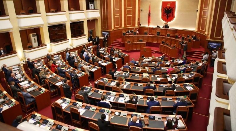 Kuvendi i hap rruge arrestimit te Ahmetaj, 117 deputete pro heqjes se imunitetit